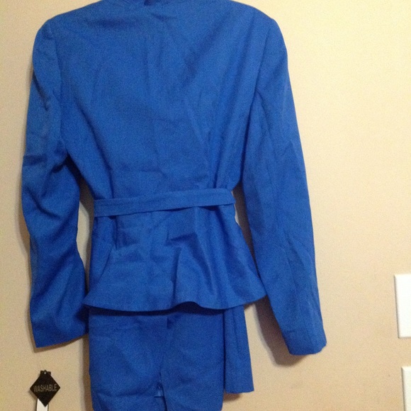 Gorgeous suit - Picture 3 of 5